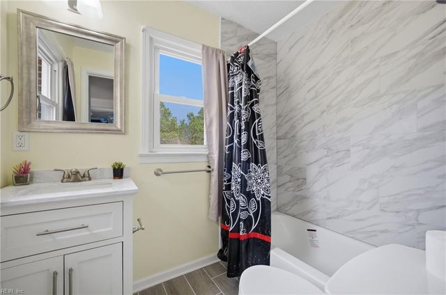 2111 Jenkins Neck RD, Gloucester Point, VA 23062