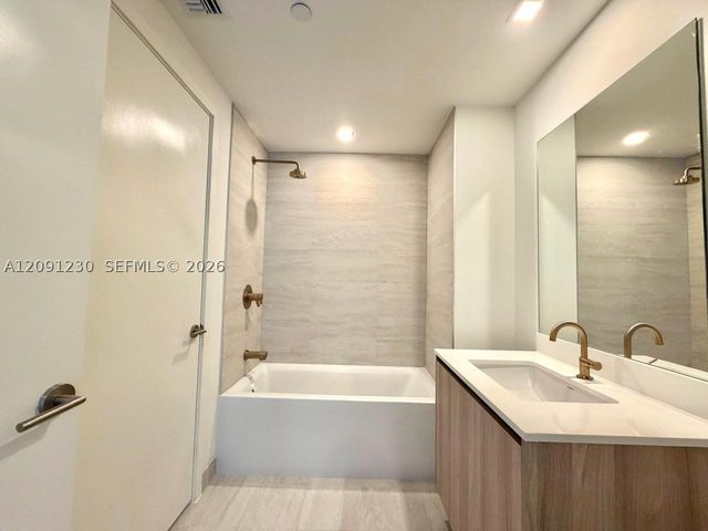 77 SE 5th st 2506, Miami, FL 33131