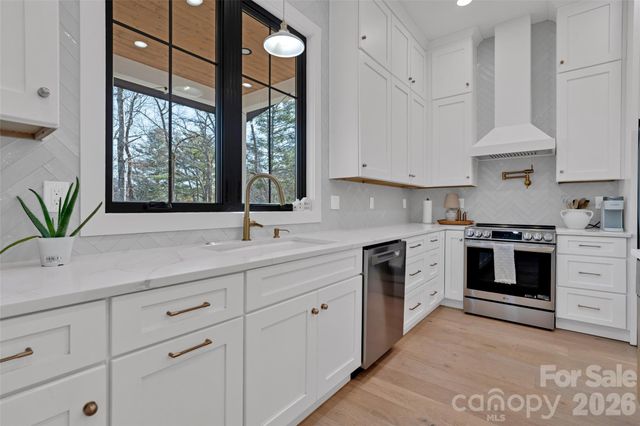 26 Pineview Road, Fairview, NC 28730