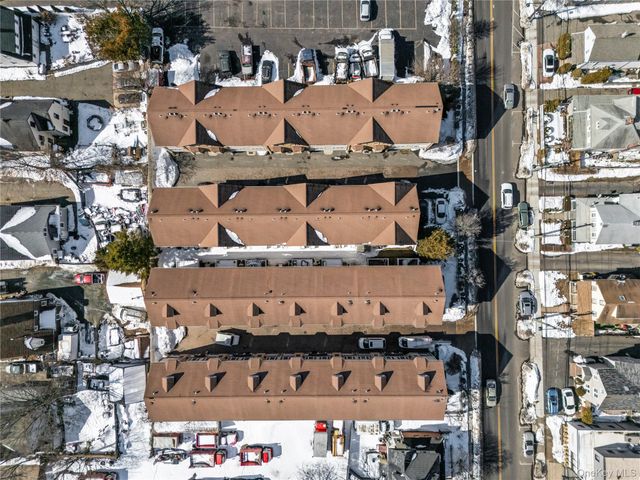 330 Maple Avenue 17, Westbury, NY 11590