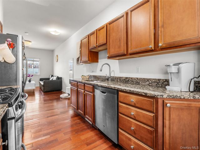 330 Maple Avenue 17, Westbury, NY 11590