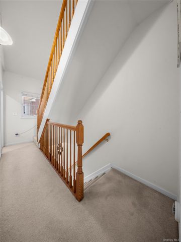 330 Maple Avenue 17, Westbury, NY 11590