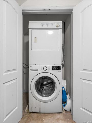 330 Maple Avenue 17, Westbury, NY 11590