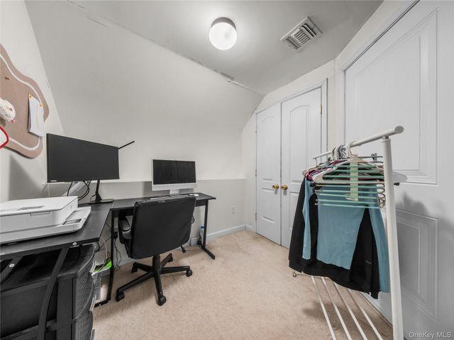 330 Maple Avenue 17, Westbury, NY 11590