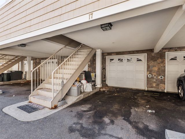 330 Maple Avenue 17, Westbury, NY 11590