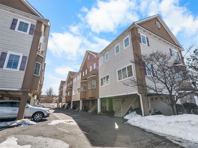 330 Maple Avenue 17, Westbury, NY 11590