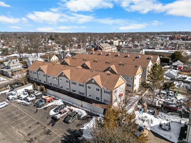 330 Maple Avenue 17, Westbury, NY 11590