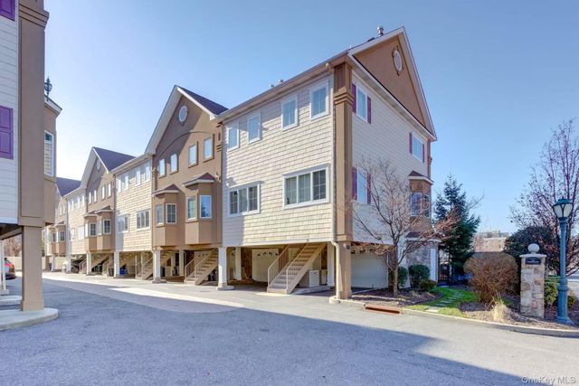 330 Maple Avenue 17, Westbury, NY 11590