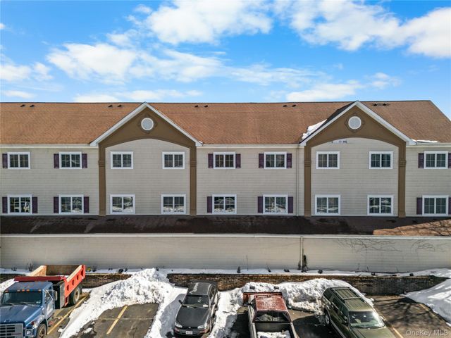 330 Maple Avenue 17, Westbury, NY 11590