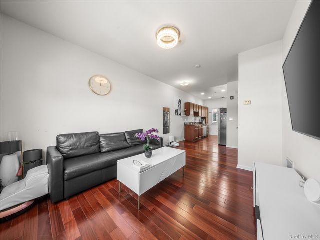 330 Maple Avenue 17, Westbury, NY 11590