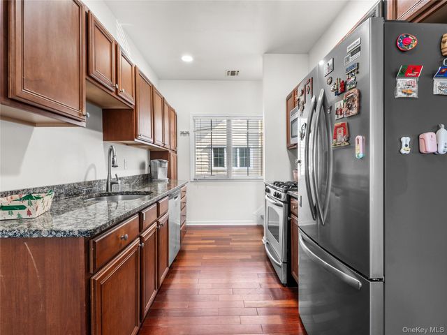 330 Maple Avenue 17, Westbury, NY 11590