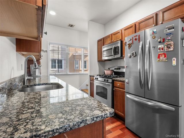 330 Maple Avenue 17, Westbury, NY 11590