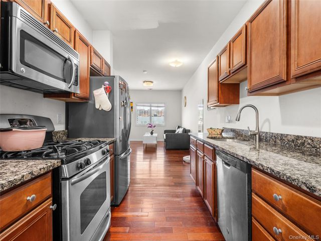 330 Maple Avenue 17, Westbury, NY 11590