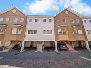 330 Maple Avenue 17, Westbury, NY 11590