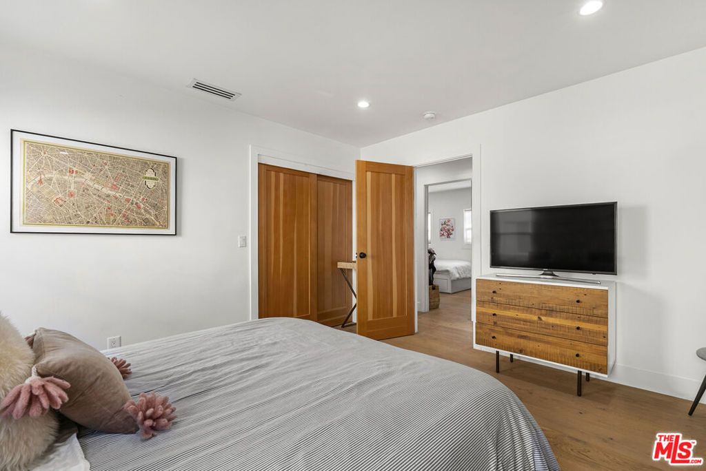 Image 10 of property listing at 3032 Somerset Drive, Los Angeles, CA 90016