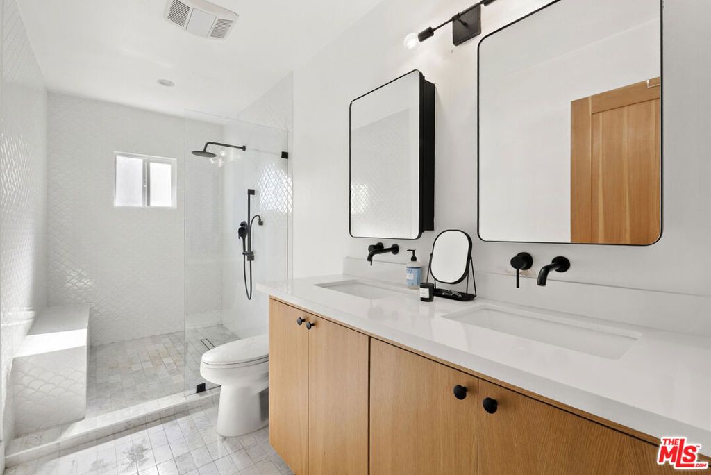 Image 13 of property listing at 3032 Somerset Drive, Los Angeles, CA 90016