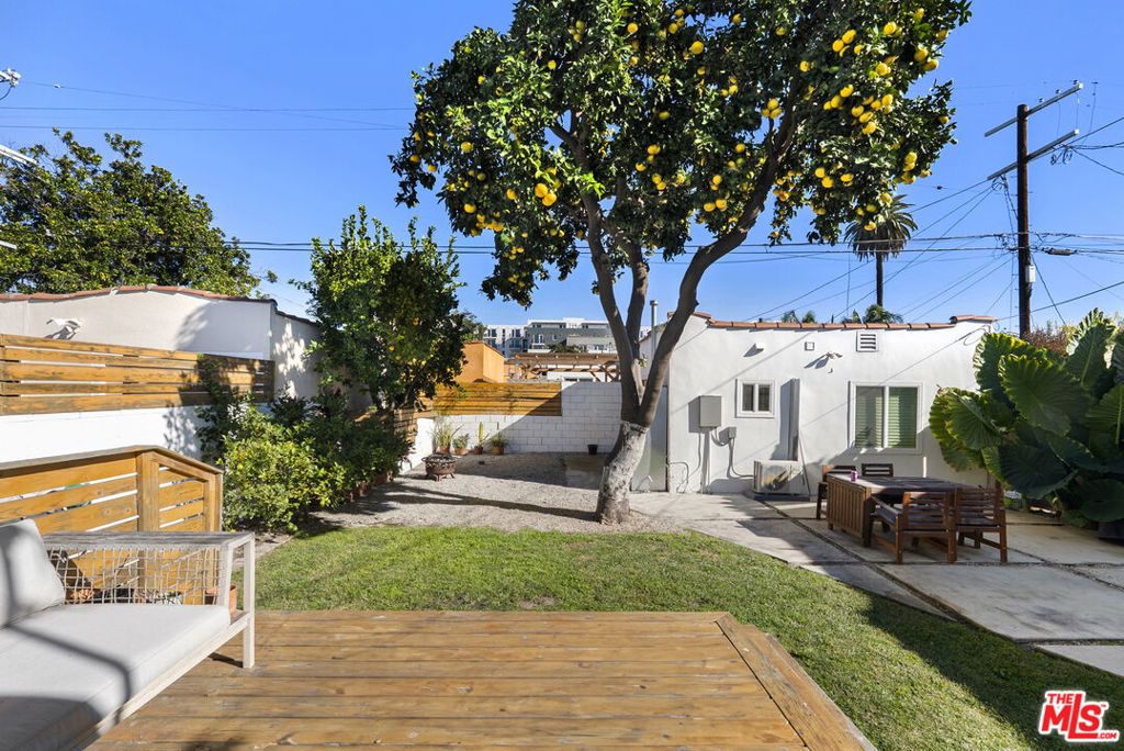 Image 14 of property listing at 3032 Somerset Drive, Los Angeles, CA 90016