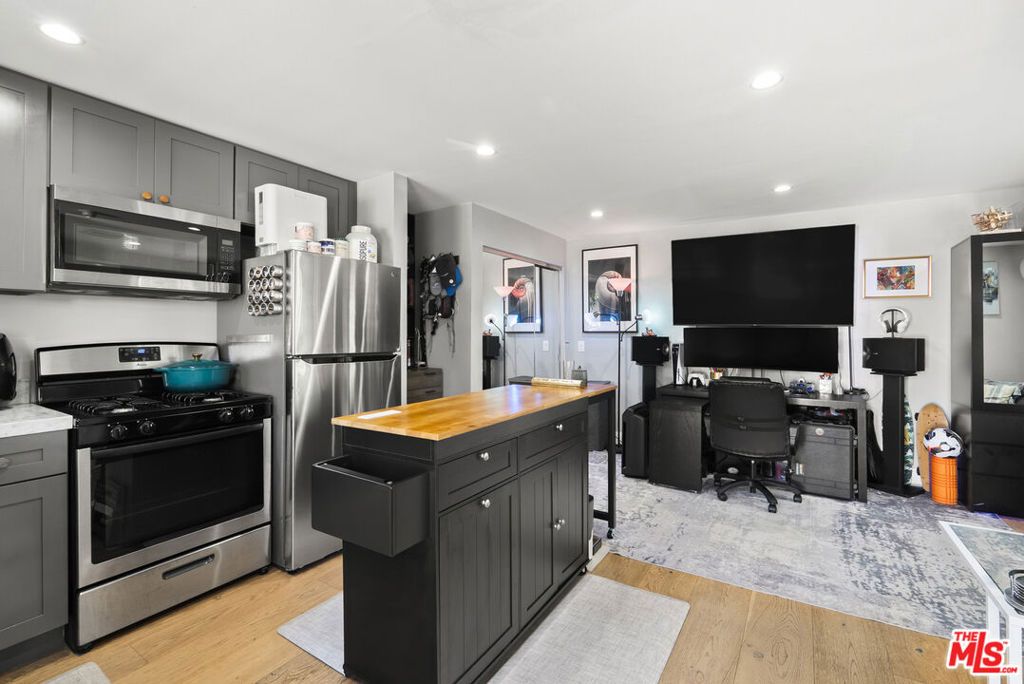 Image 18 of property listing at 3032 Somerset Drive, Los Angeles, CA 90016