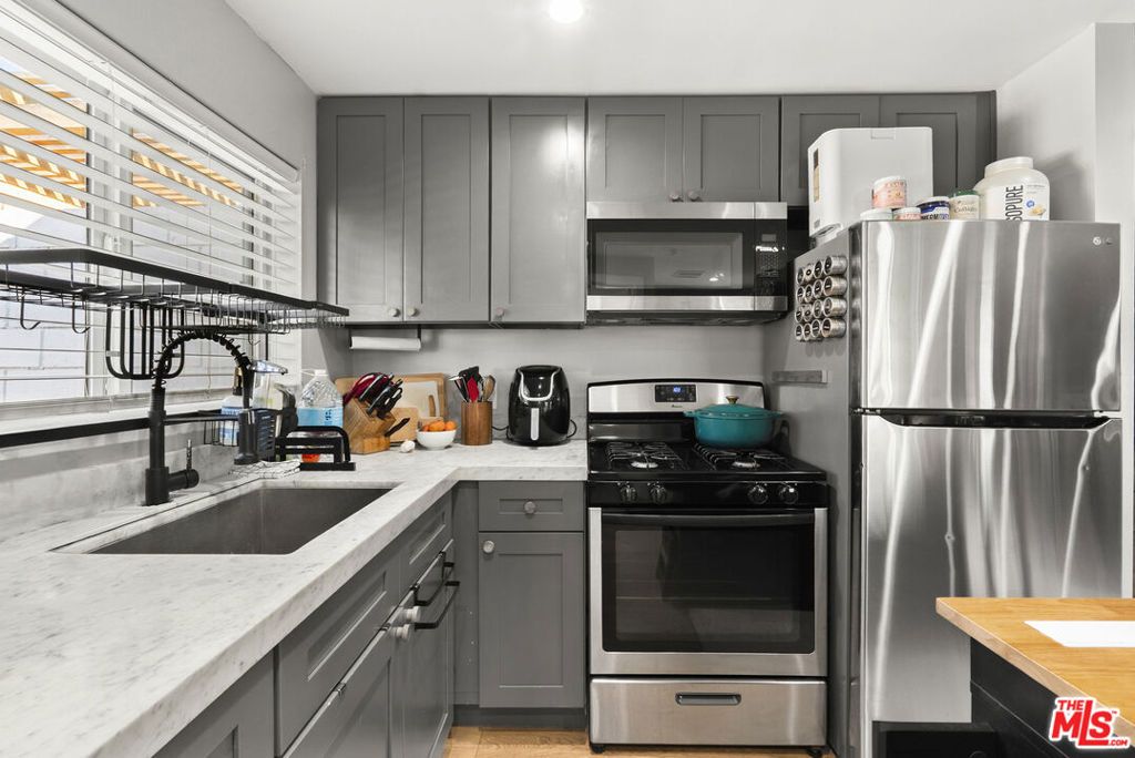 Image 19 of property listing at 3032 Somerset Drive, Los Angeles, CA 90016