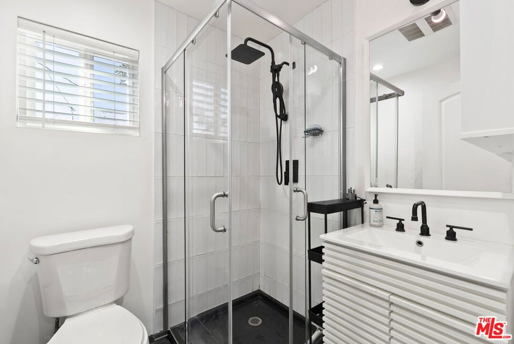 Image 20 of property listing at 3032 Somerset Drive, Los Angeles, CA 90016