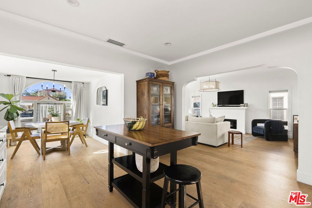 Image 3 of property listing at 3032 Somerset Drive, Los Angeles, CA 90016