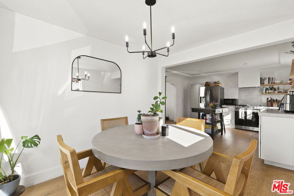 Image 4 of property listing at 3032 Somerset Drive, Los Angeles, CA 90016