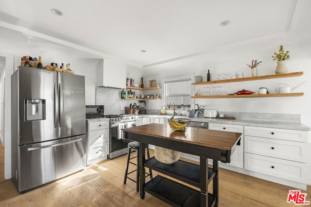 Image 6 of property listing at 3032 Somerset Drive, Los Angeles, CA 90016