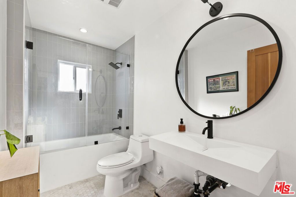 Image 8 of property listing at 3032 Somerset Drive, Los Angeles, CA 90016