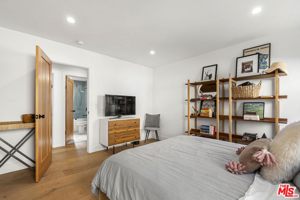 Image 9 of property listing at 3032 Somerset Drive, Los Angeles, CA 90016