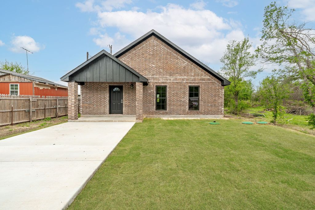 4222 Terri Lee Lane, Granbury, TX 76048