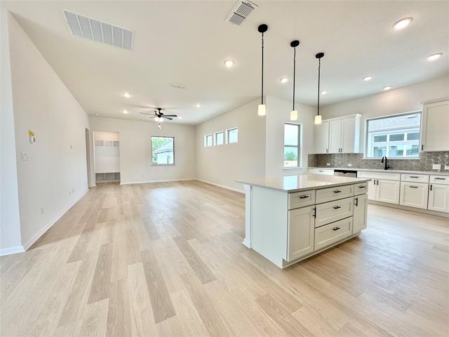 436 Treadwell LN, Kyle, TX 78640