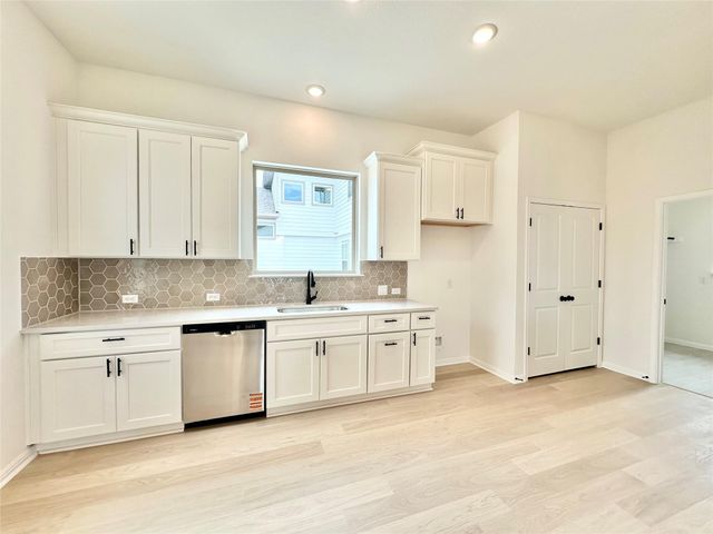 436 Treadwell LN, Kyle, TX 78640