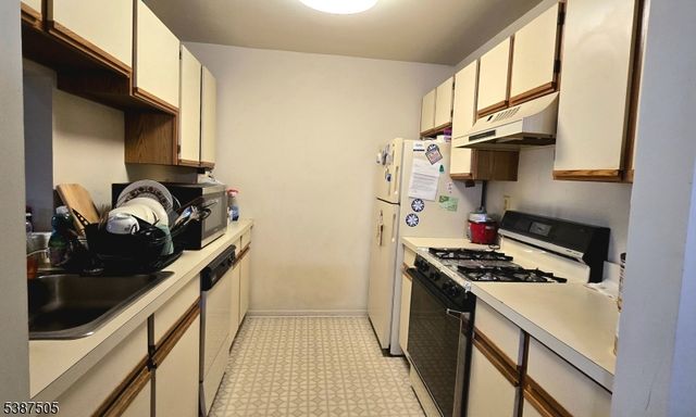 301 Stratford Pl, Bridgewater Twp., NJ 08805