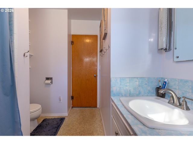 47866 W 1ST St, Oakridge, OR 97463