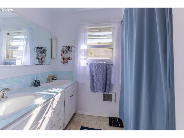 47866 W 1ST St, Oakridge, OR 97463