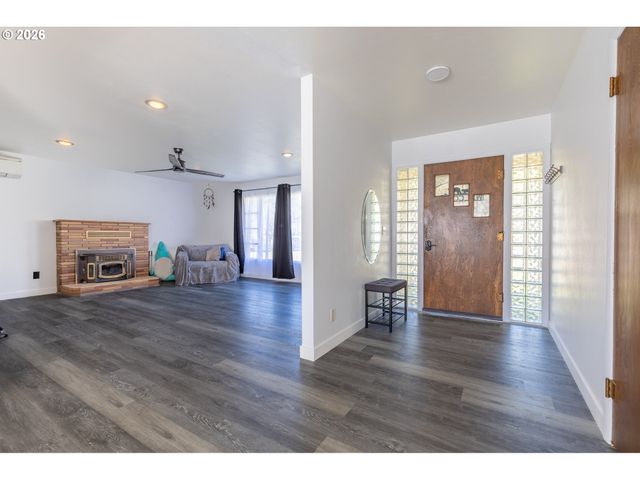 47866 W 1ST St, Oakridge, OR 97463