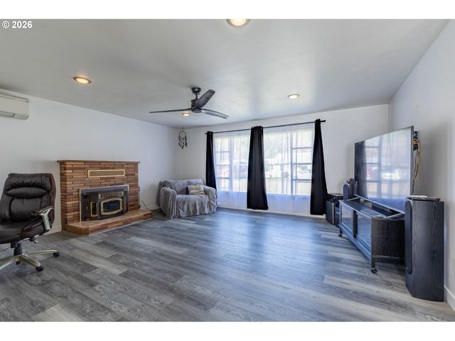 47866 W 1ST St, Oakridge, OR 97463