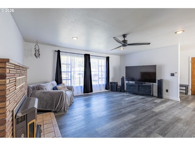 47866 W 1ST St, Oakridge, OR 97463