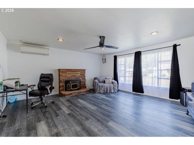 47866 W 1ST St, Oakridge, OR 97463