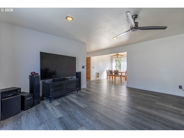 47866 W 1ST St, Oakridge, OR 97463