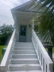 909 Sears Avenue, Waveland, MS 39576
