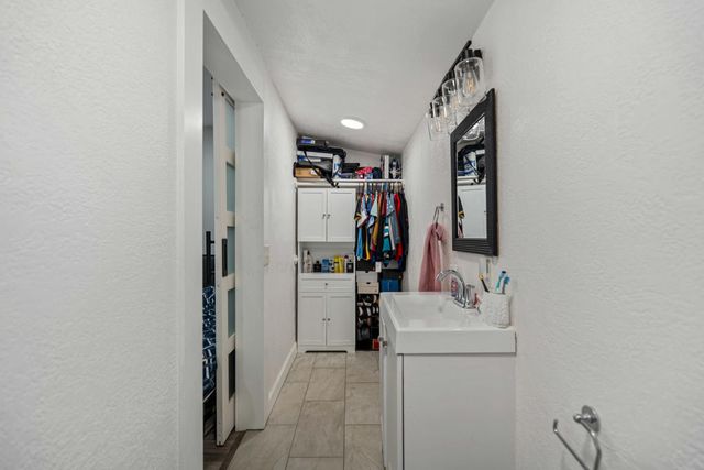 1000 Hawthorne Ave, Modesto, CA 95350