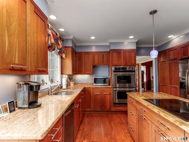 3 Lancelot Way, Hamden, CT 06518