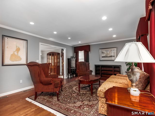 3 Lancelot Way, Hamden, CT 06518