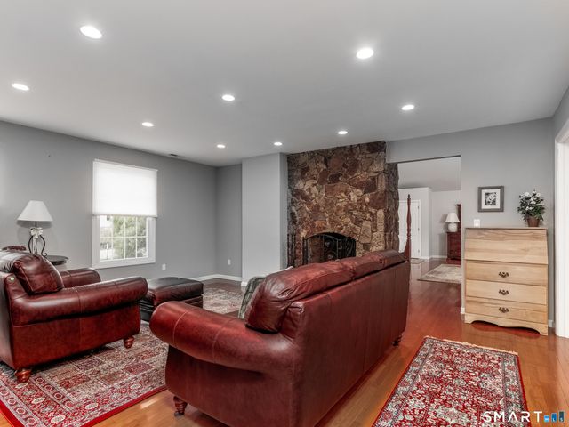 3 Lancelot Way, Hamden, CT 06518