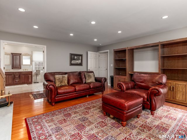 3 Lancelot Way, Hamden, CT 06518