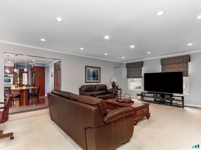 3 Lancelot Way, Hamden, CT 06518