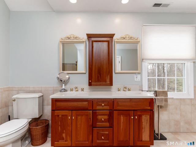 3 Lancelot Way, Hamden, CT 06518