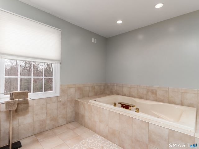 3 Lancelot Way, Hamden, CT 06518