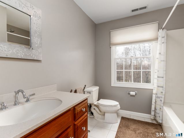 3 Lancelot Way, Hamden, CT 06518